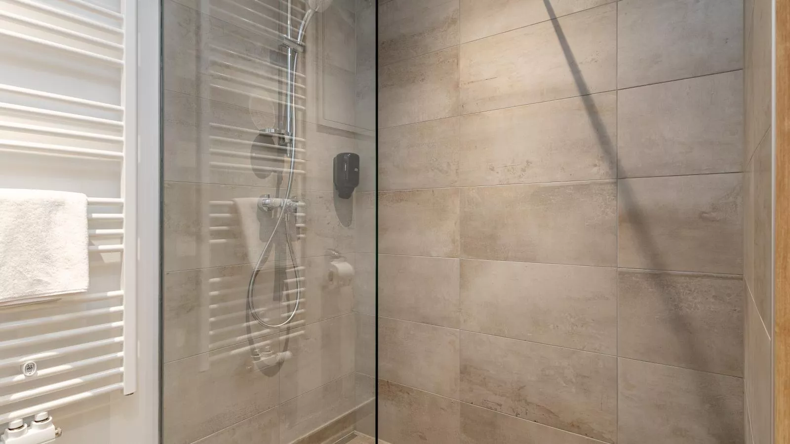 Apart33 Top 2-6-Bathroom