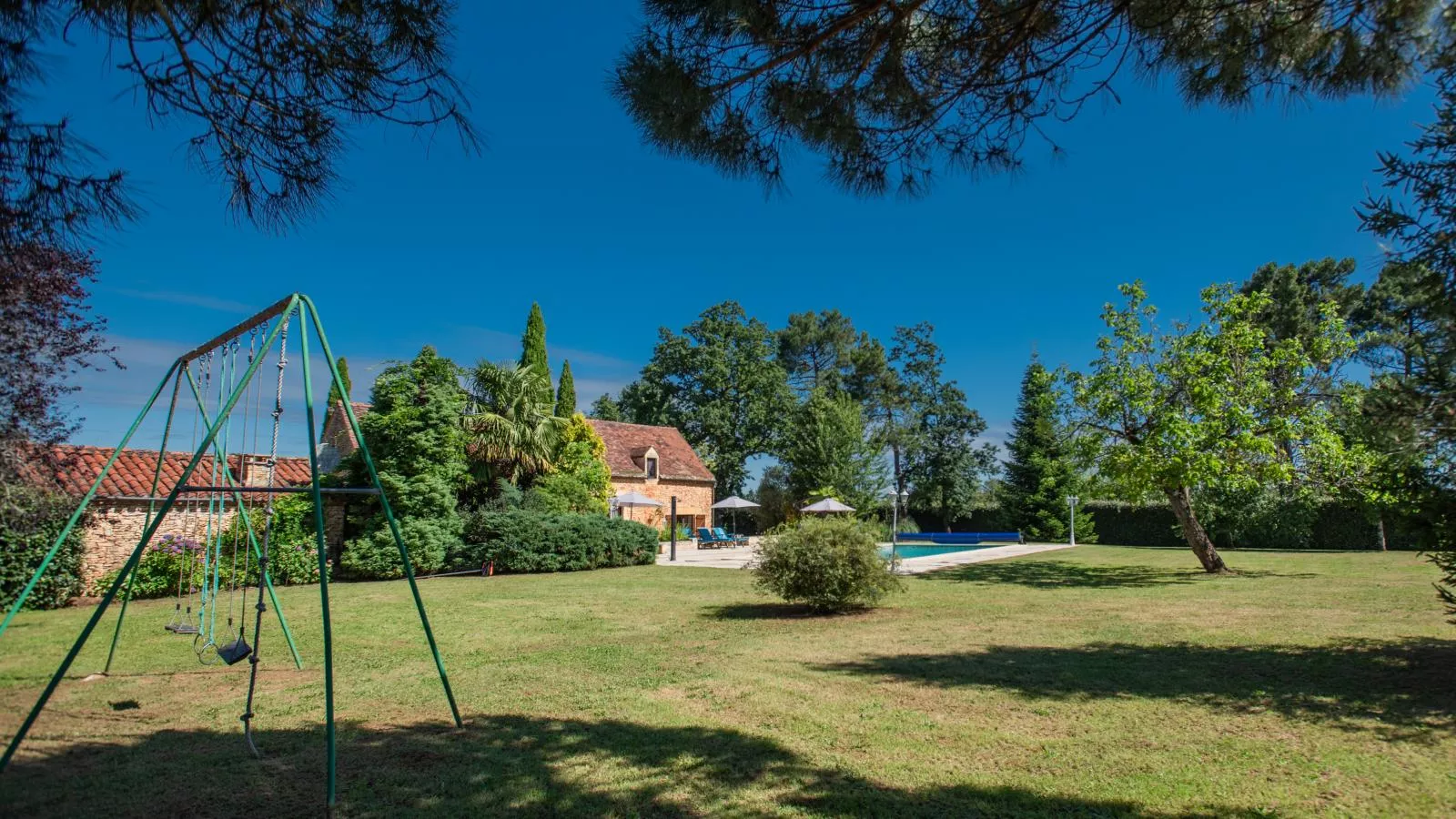 Beauchamps-Gardens summer