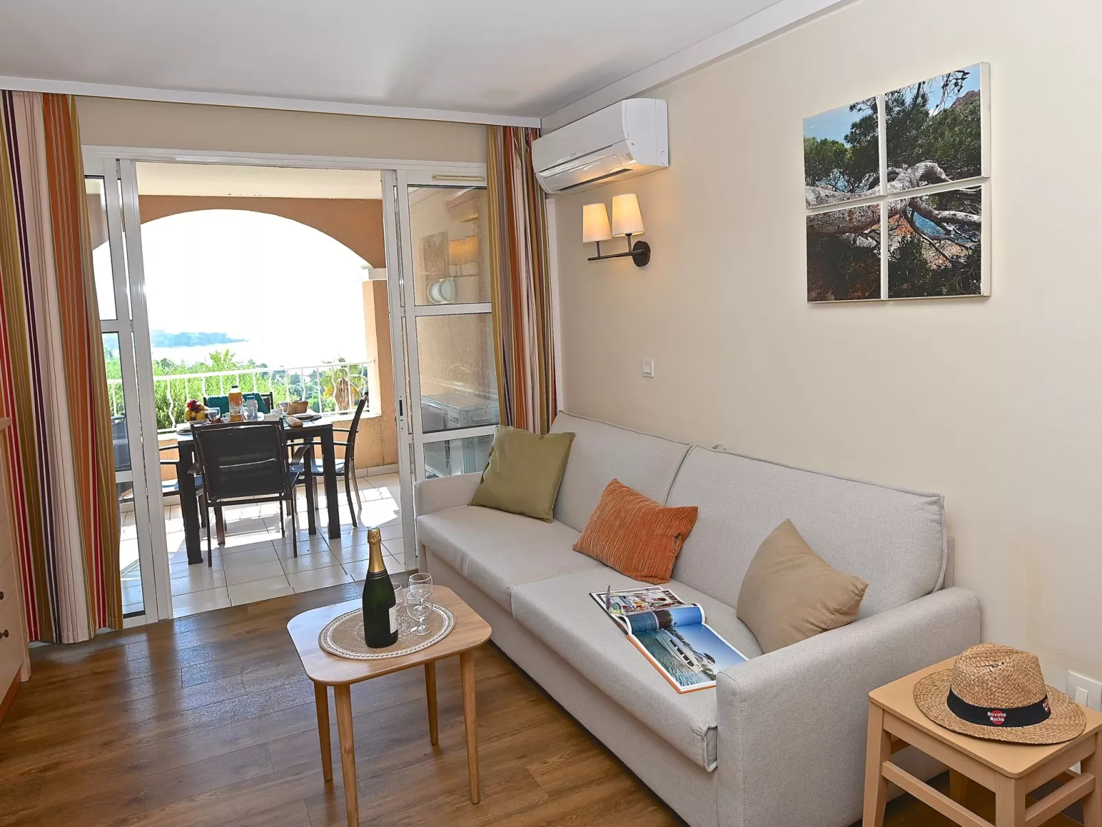 Le Village (E1 208)
