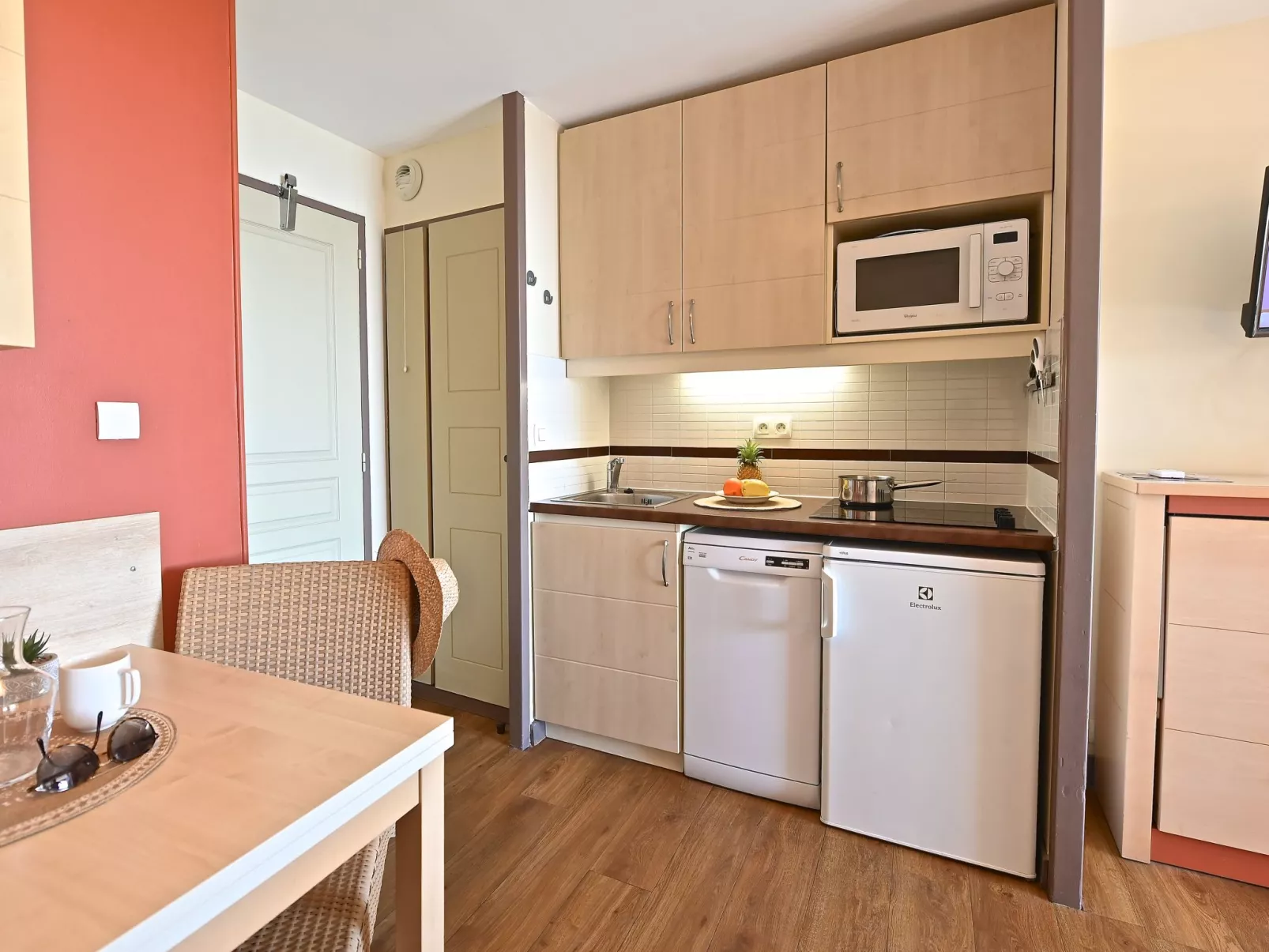 Le Village (E1 208)