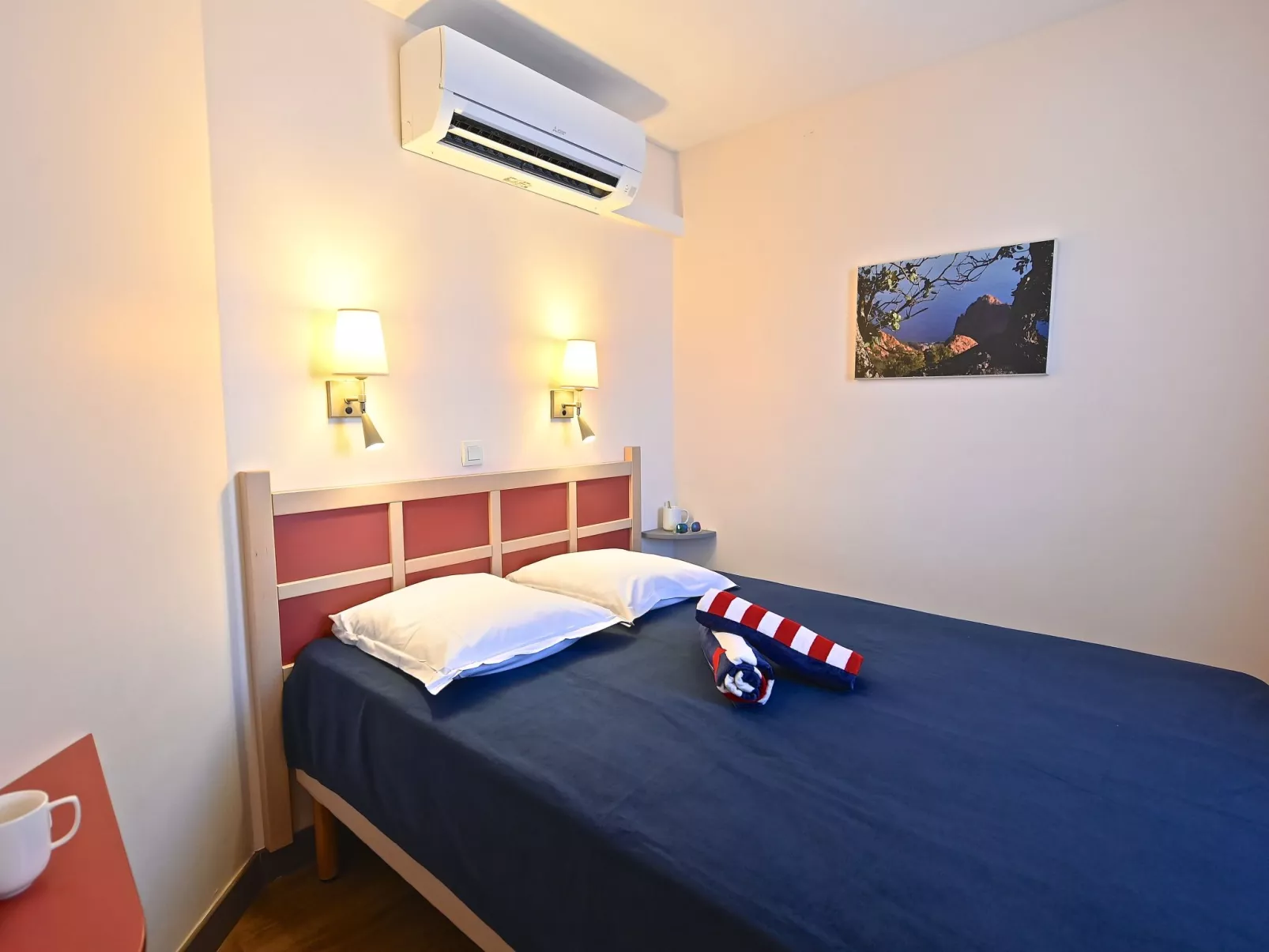 Le Village (E1 208)
