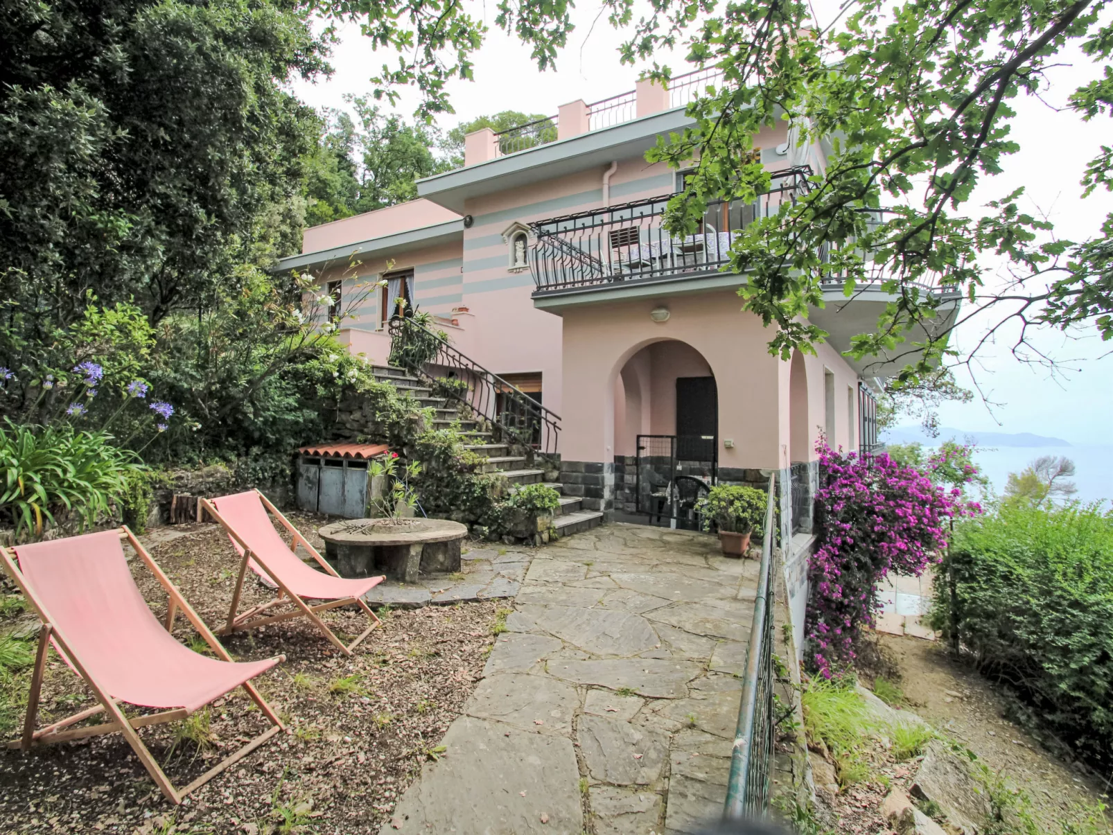 La Ginestra-Outside