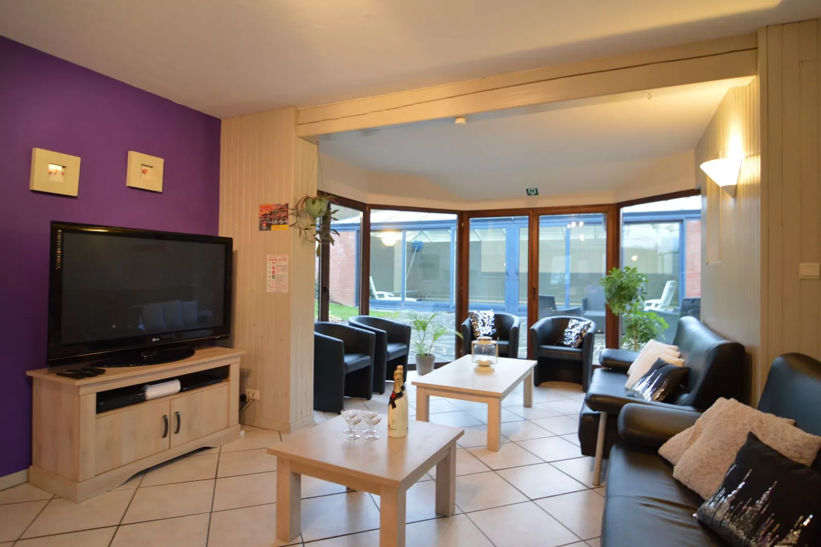 Antolay-Living room
