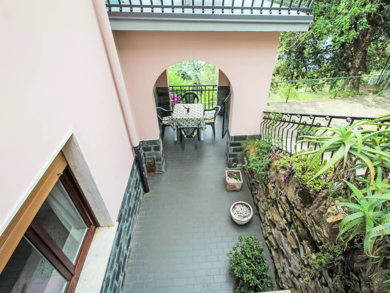 La Ginestra-Outside