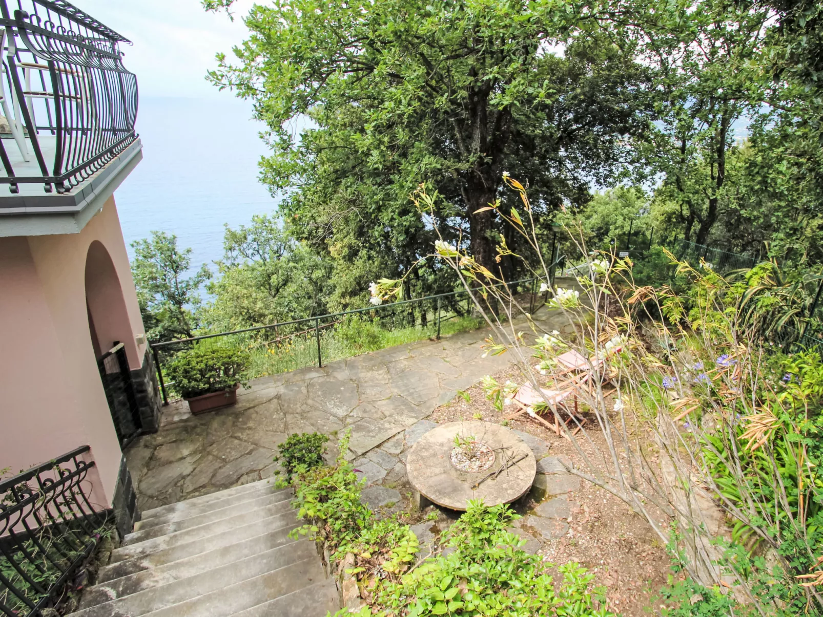 La Ginestra-Outside