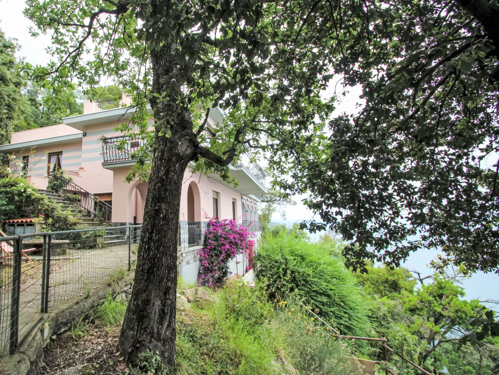 La Ginestra-Outside