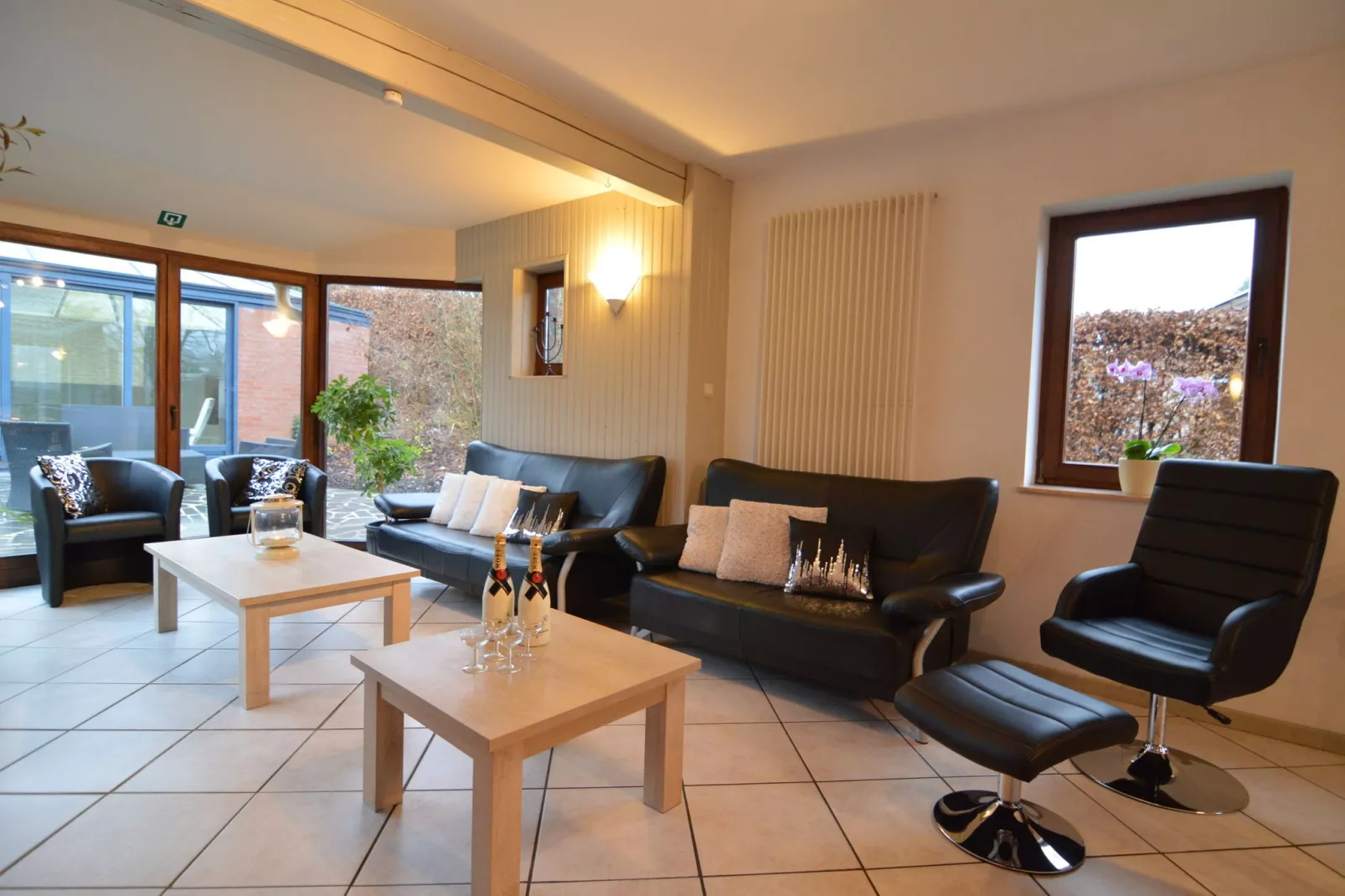 Antolay-Living room