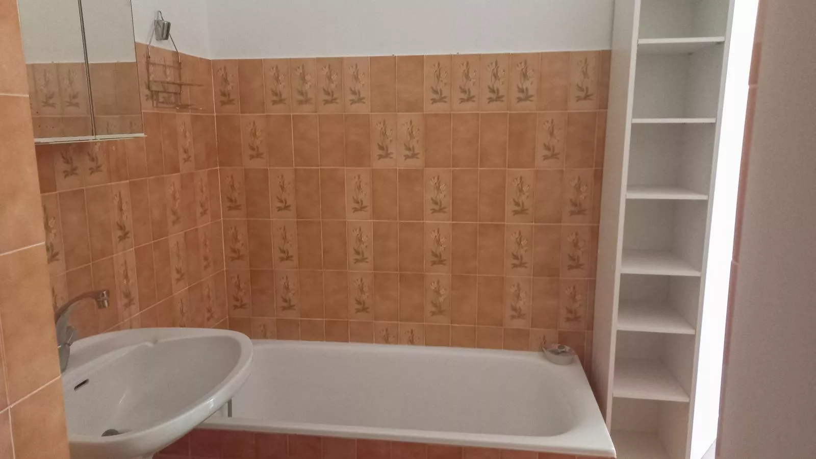 Lemon-Bathroom