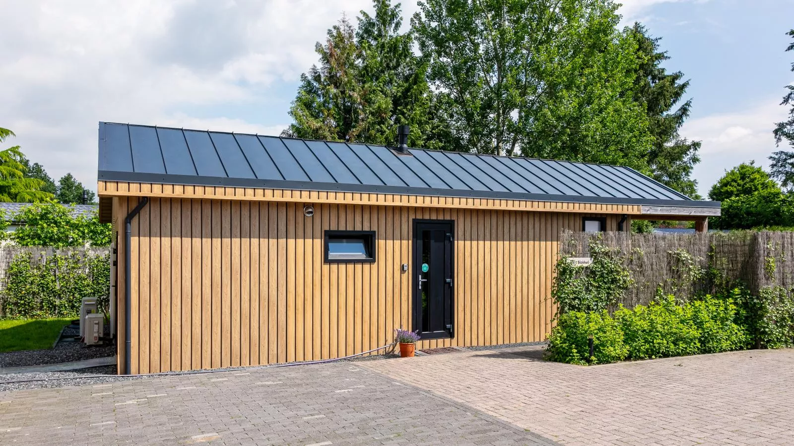 Abs Blokhut-Exterior summer