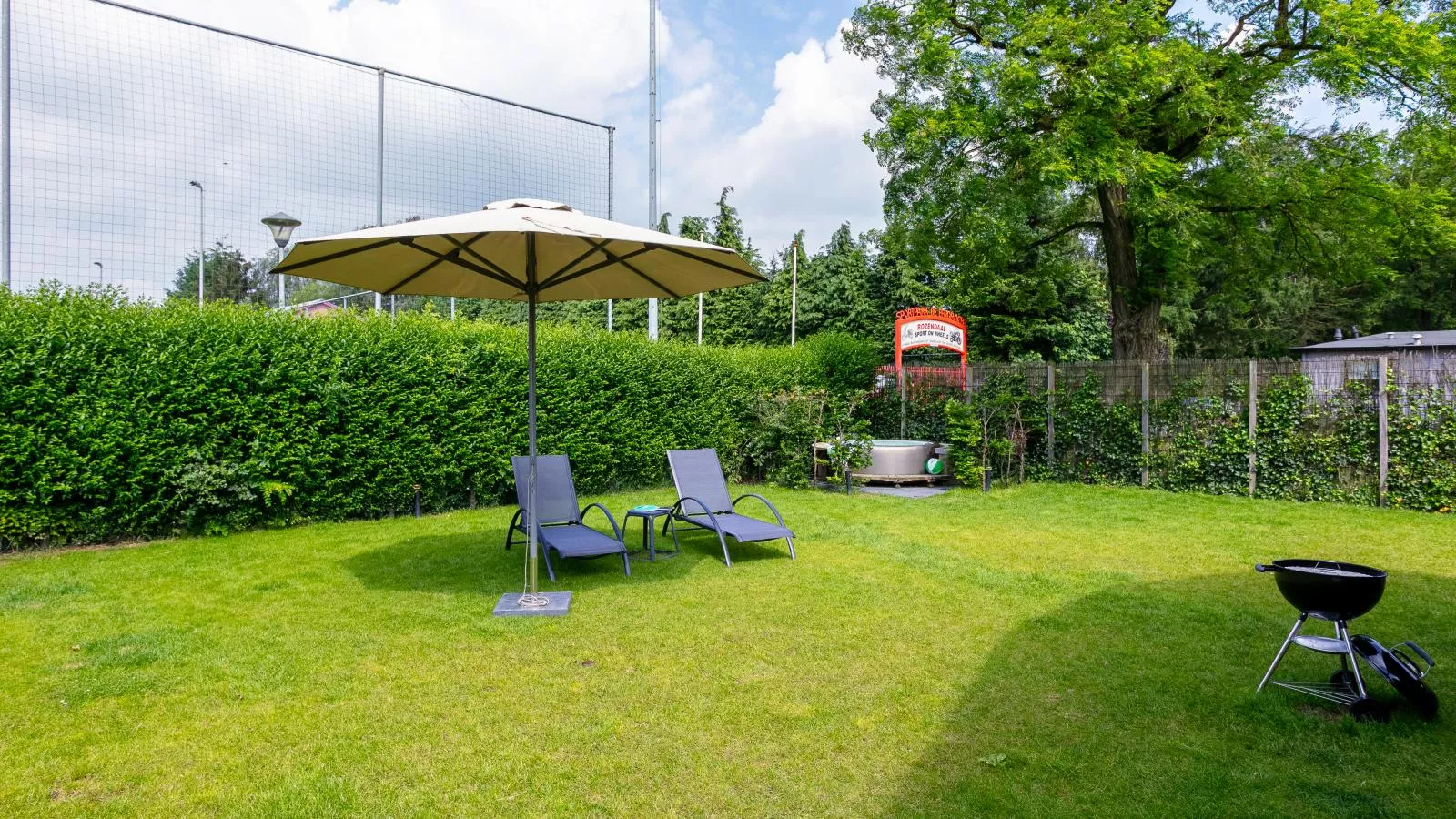 Eefs Huusje-Gardens summer