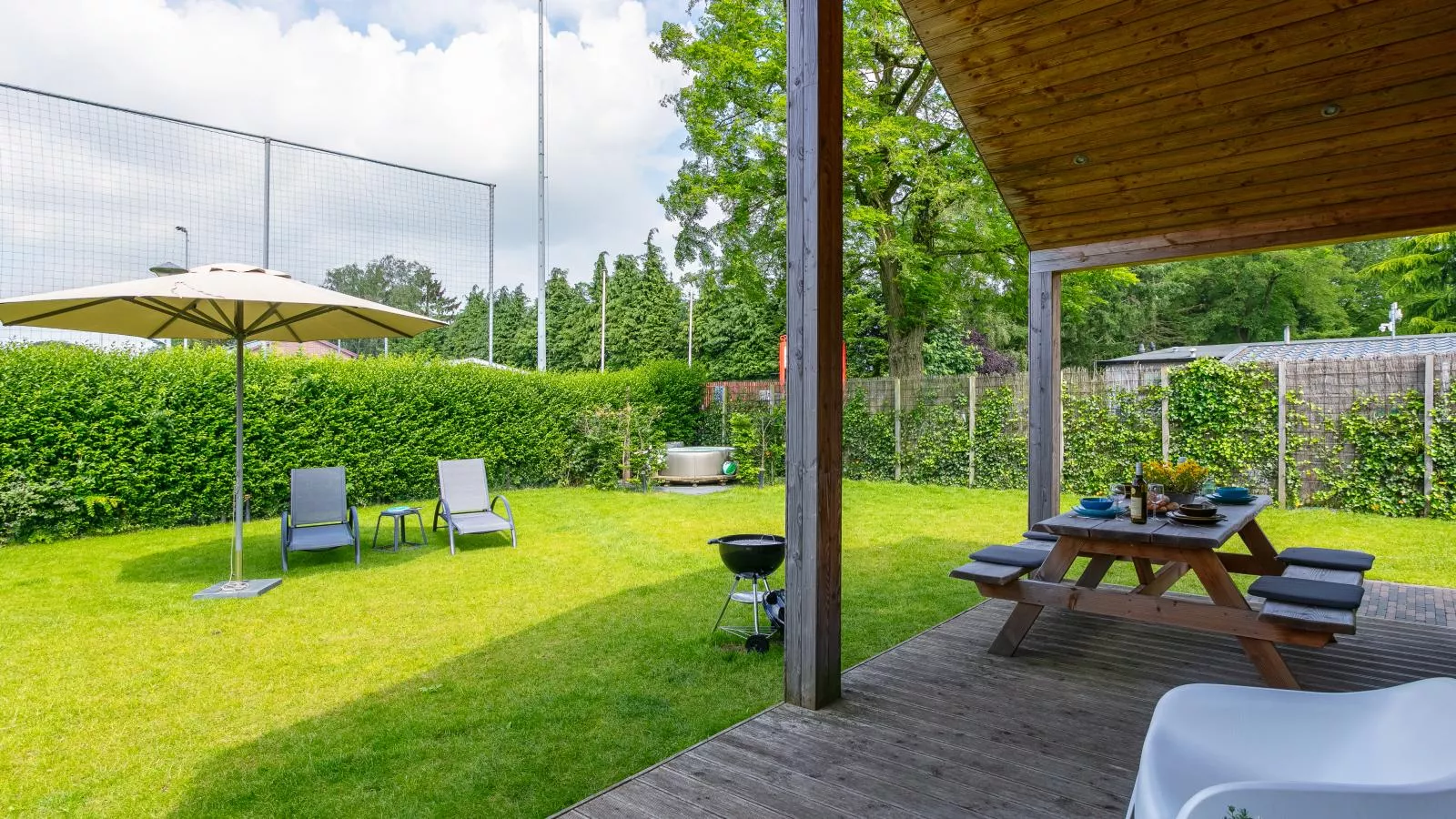 Eefs Huusje-Gardens summer
