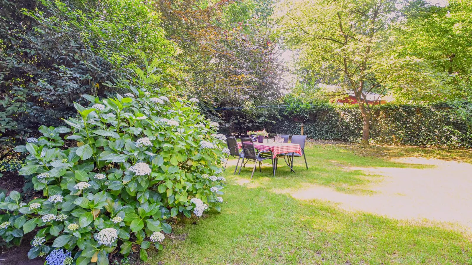Uilennest-Gardens summer
