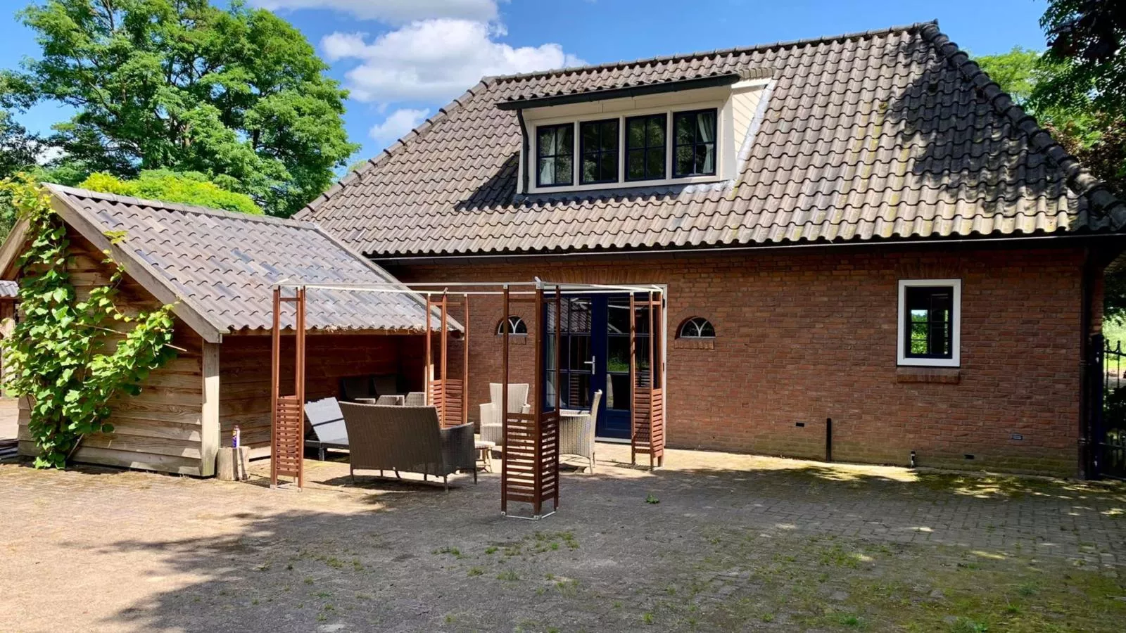 Huis te Lande-Exterior summer