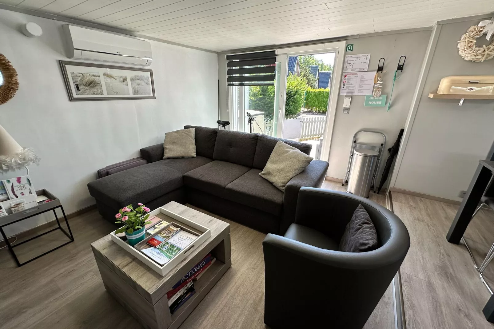 DH938-Living room