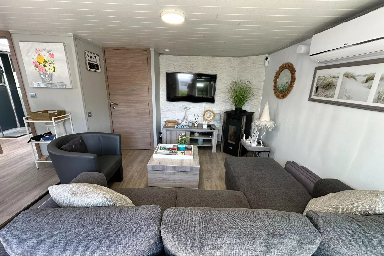 DH938-Living room