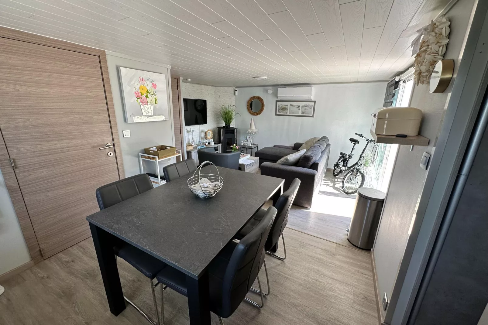 DH938-Living room