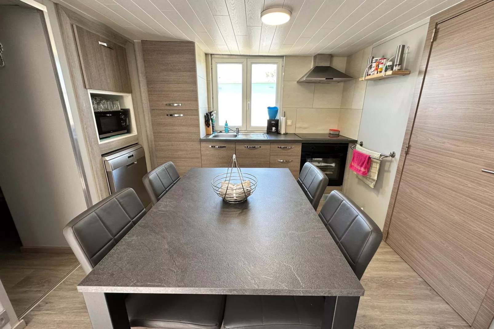 DH938-Dining room