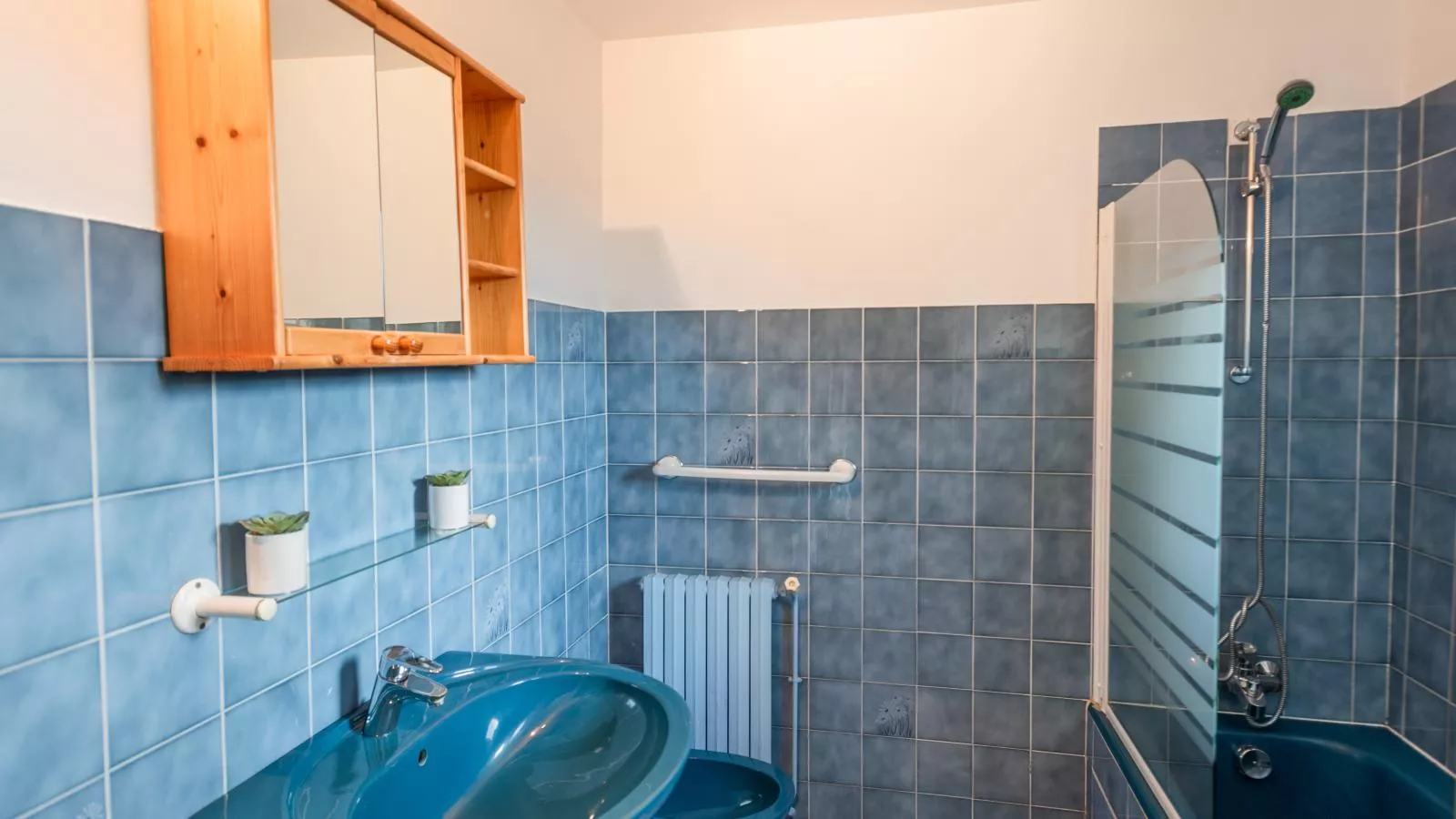 L Aiguillou-Bathroom