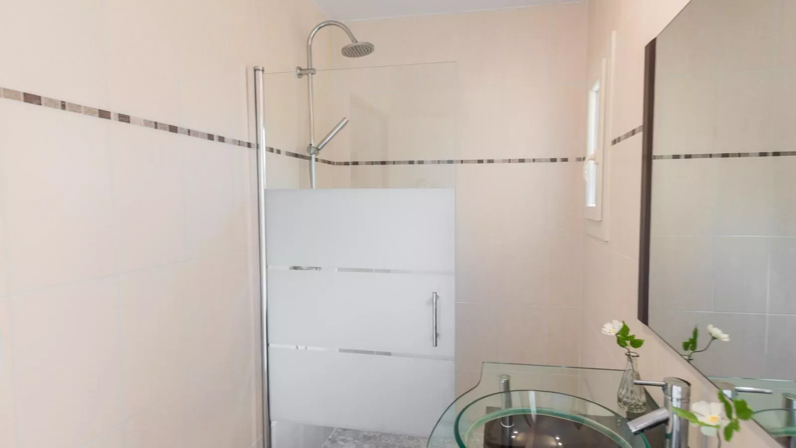 L Aiguillou-Bathroom
