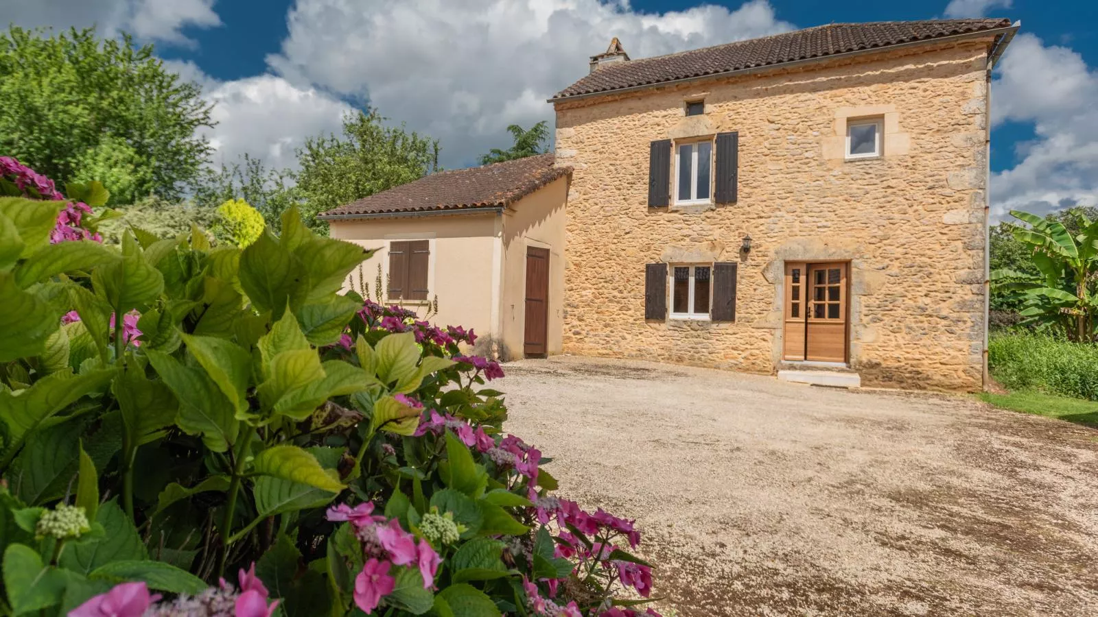 L Aiguillou-Exterior summer