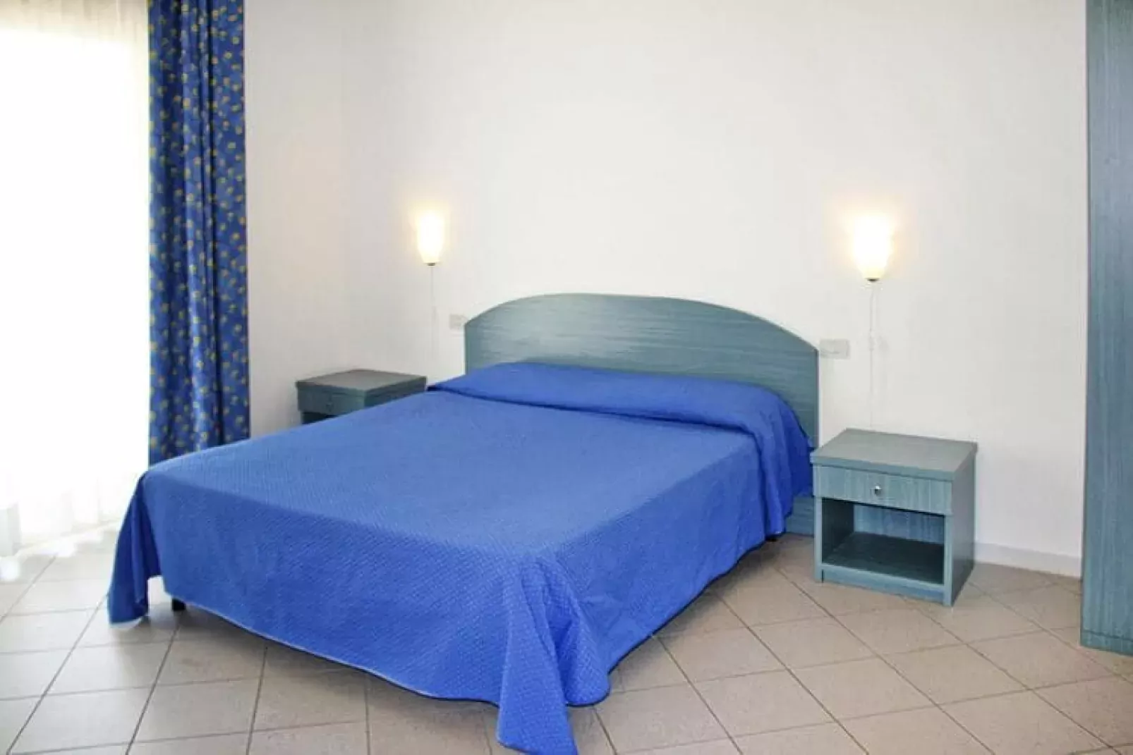 Ferienanlage La Cecinella Villaggio Turistico Cecina Mare Typ Bilo C-Villette-piano terra-giardino-Schlafzimmer