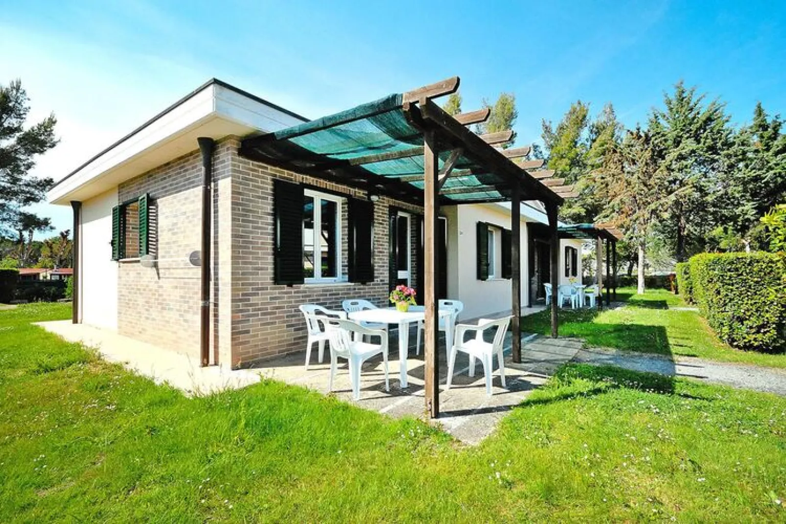 Ferienanlage La Cecinella Villaggio Turistico Cecina Mare Typ Bilo C-Villette-piano terra-giardino-Außenbereich Sommer