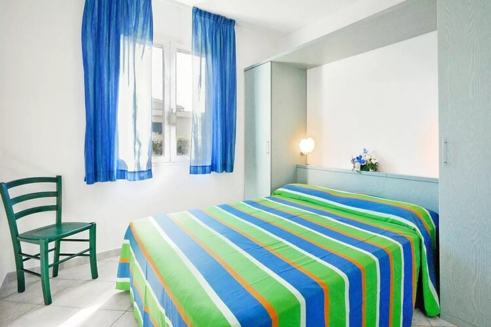 Ferienanlage La Cecinella Villaggio Turistico Cecina Mare Typ Bilo C-Villette-piano terra-giardino-Schlafzimmer