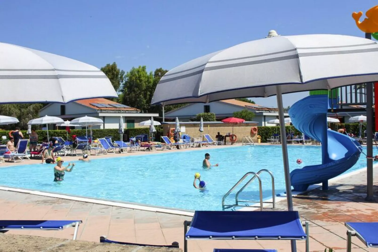Ferienanlage La Cecinella Villaggio Turistico Cecina Mare Typ Bilo C-Villette-piano terra-giardino-Schwimmbad