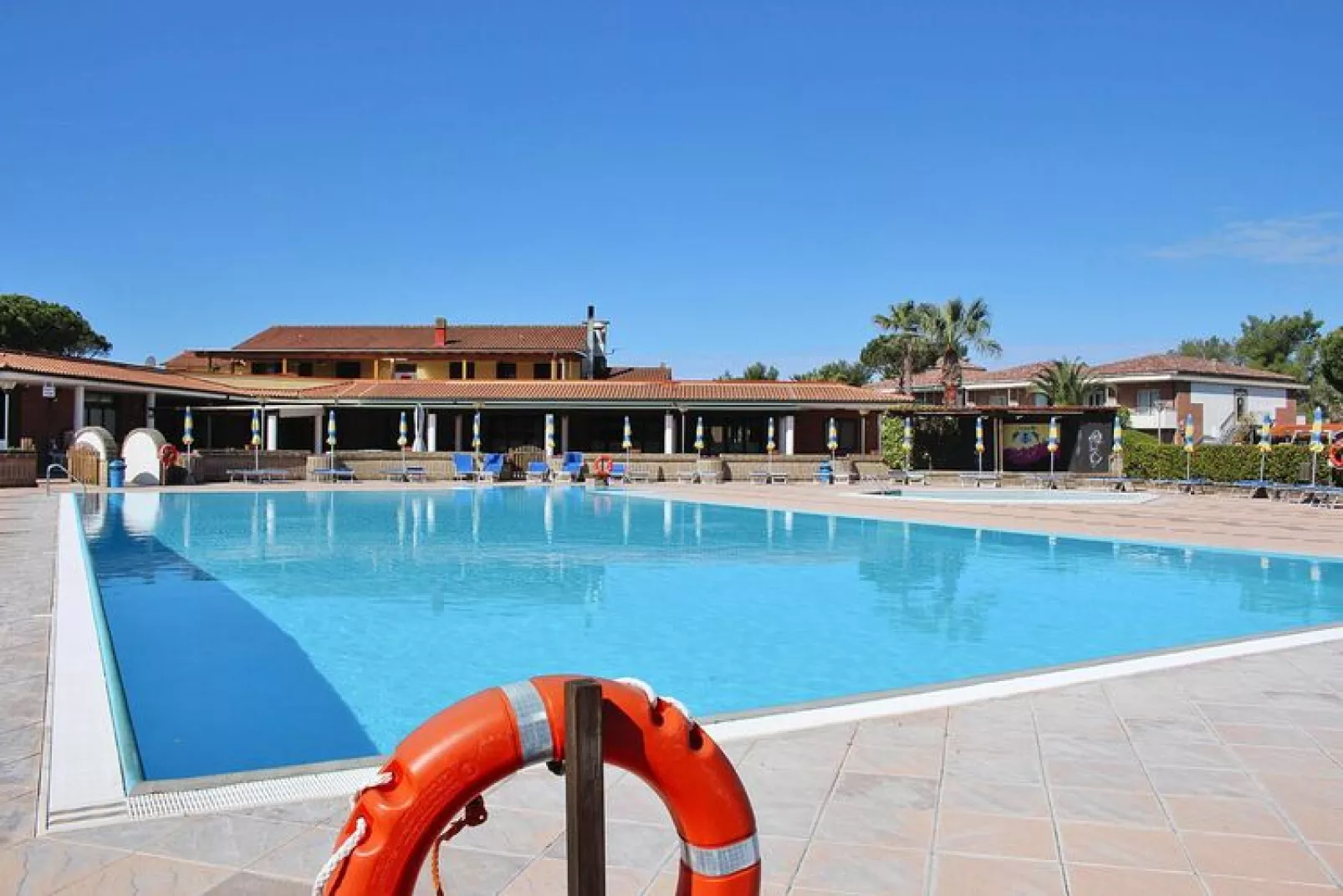 Ferienanlage La Cecinella Villaggio Turistico Cecina Mare Typ Bilo C-Villette-piano terra-giardino-Schwimmbad