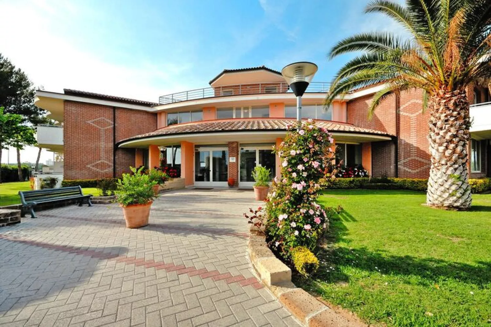 Ferienanlage La Cecinella Villaggio Turistico Cecina Mare Typ Bilo C-Villette-piano terra-giardino-Außenbereich Sommer