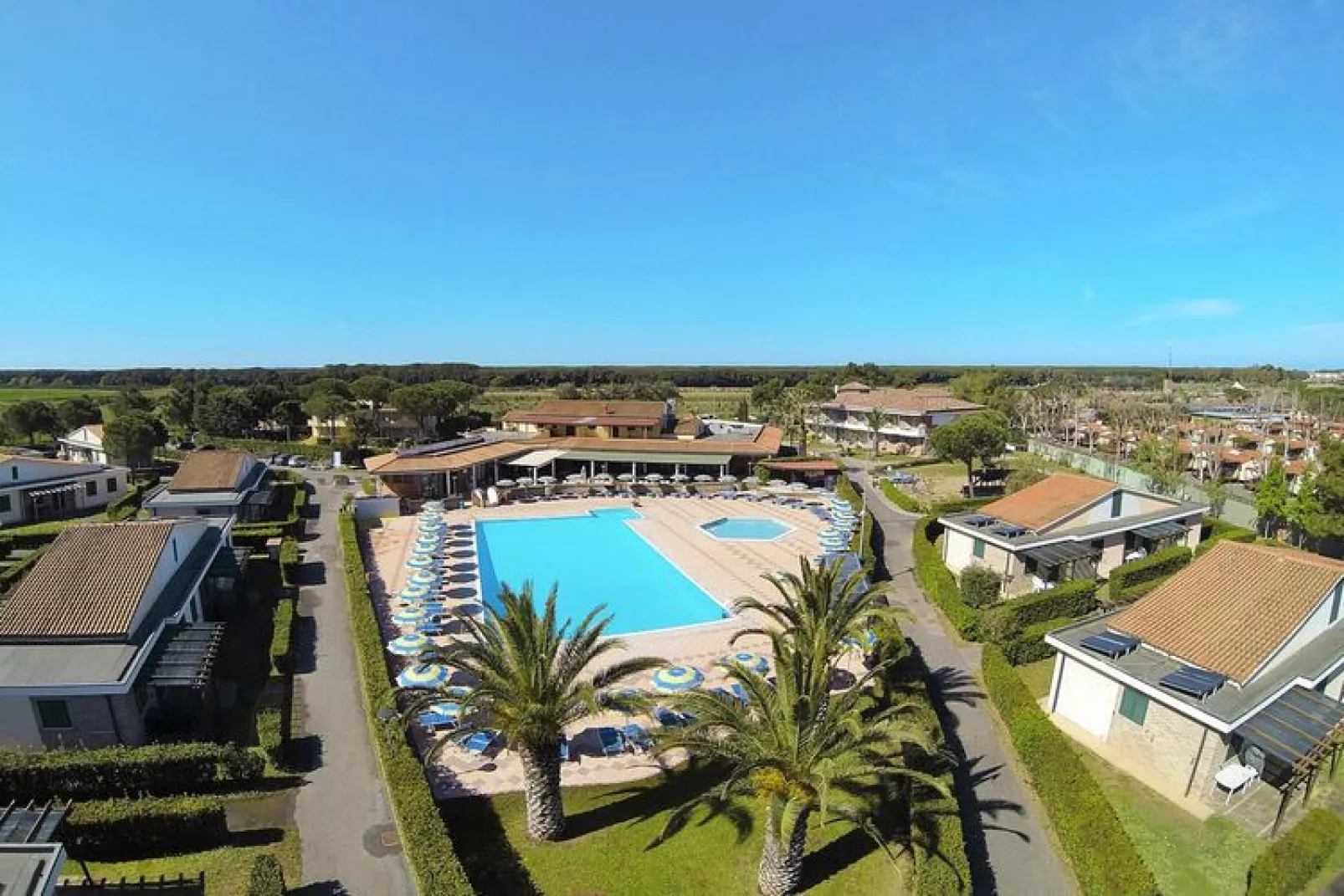 Ferienanlage La Cecinella Villaggio Turistico Cecina Mare Typ Bilo C-Villette-piano terra-giardino-Außenbereich Sommer