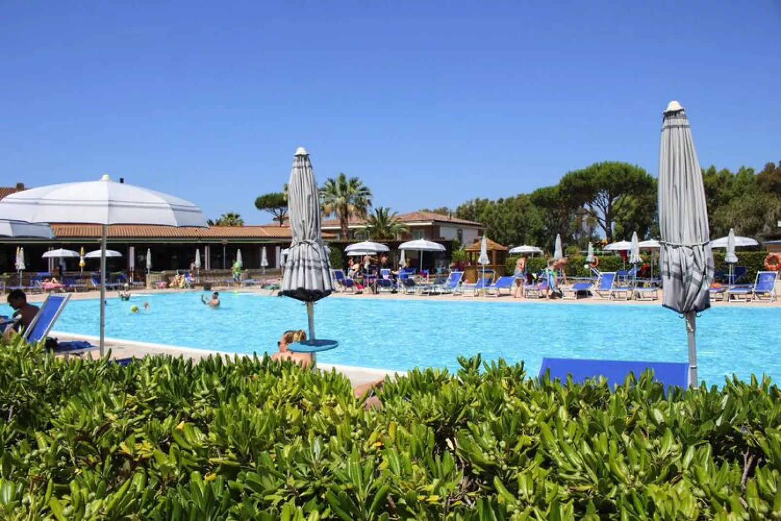 Ferienanlage La Cecinella Villaggio Turistico Cecina Mare Typ Bilo C-Villette-piano terra-giardino-Außenbereich Sommer