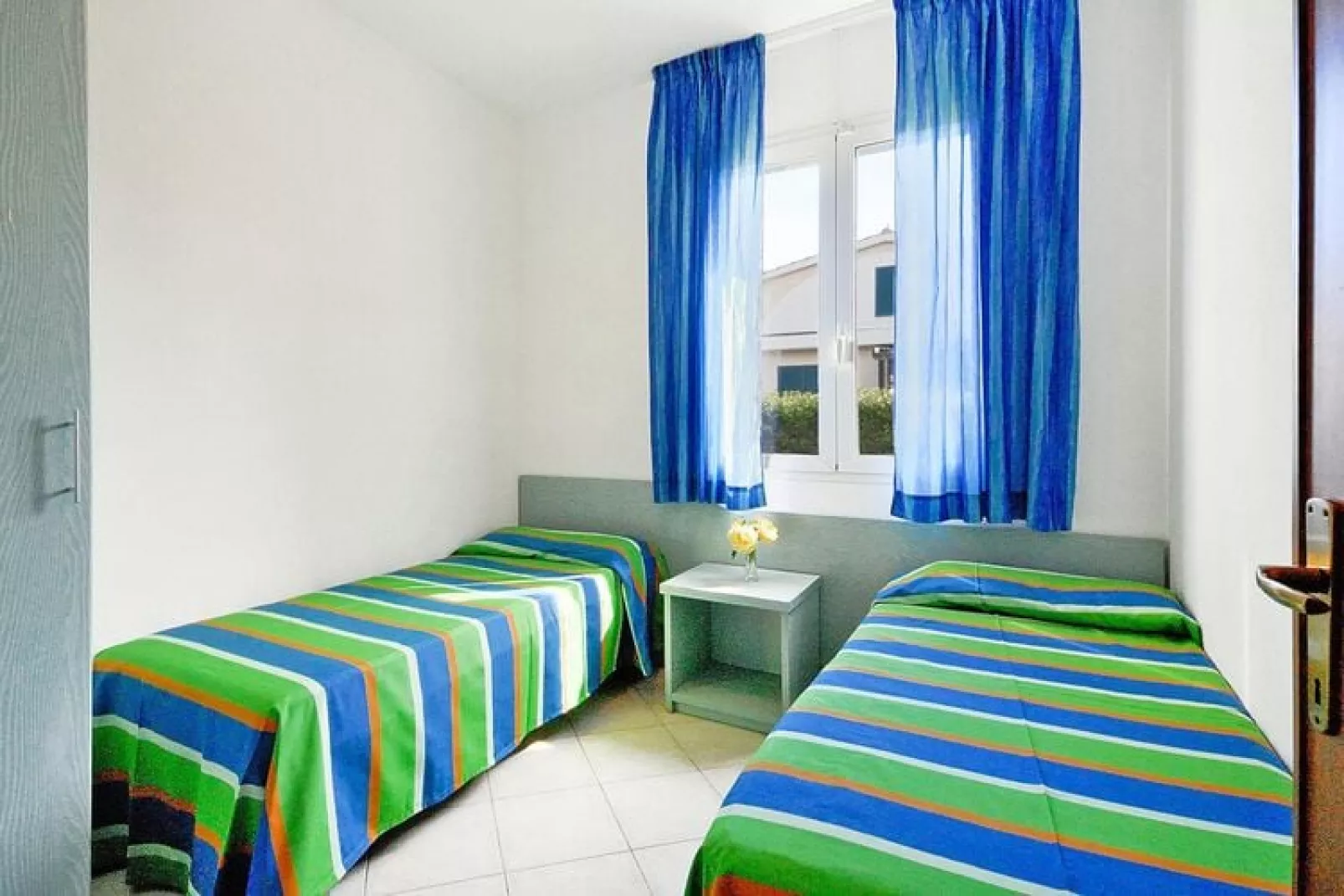 Ferienanlage La Cecinella Villaggio Turistico Cecina Mare Typ Bilo C-Villette-piano terra-giardino-Schlafzimmer
