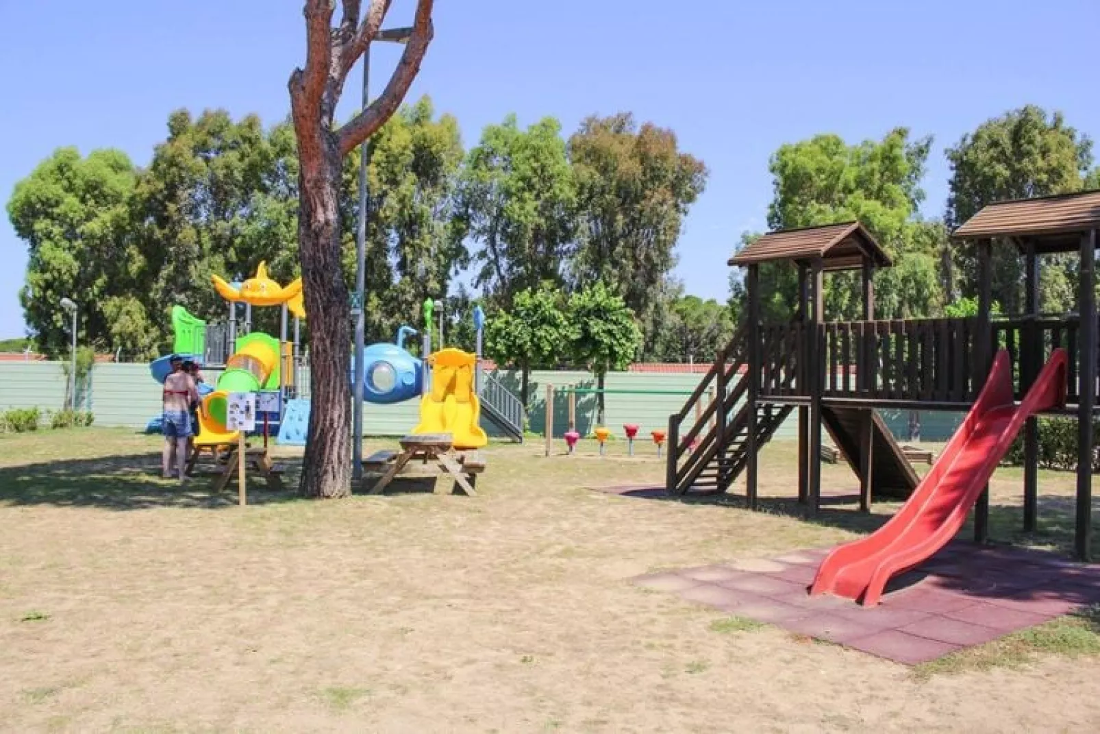 Ferienanlage La Cecinella Villaggio Turistico Cecina Mare Typ Bilo C-Villette-piano terra-giardino-Außenbereich Sommer
