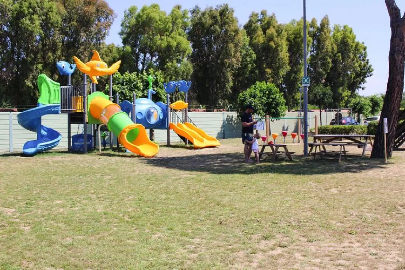Ferienanlage La Cecinella Villaggio Turistico Cecina Mare Typ Bilo C-Villette-piano terra-giardino-Außenbereich Sommer