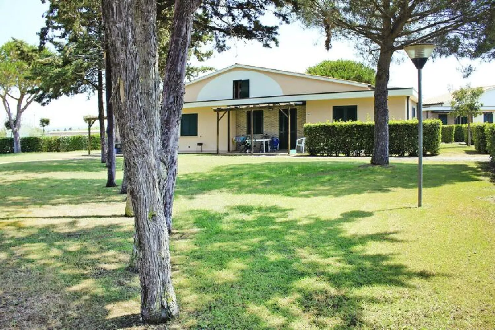 Ferienanlage La Cecinella Villaggio Turistico Cecina Mare Typ Bilo C-Villette-piano terra-giardino-Außenbereich Sommer