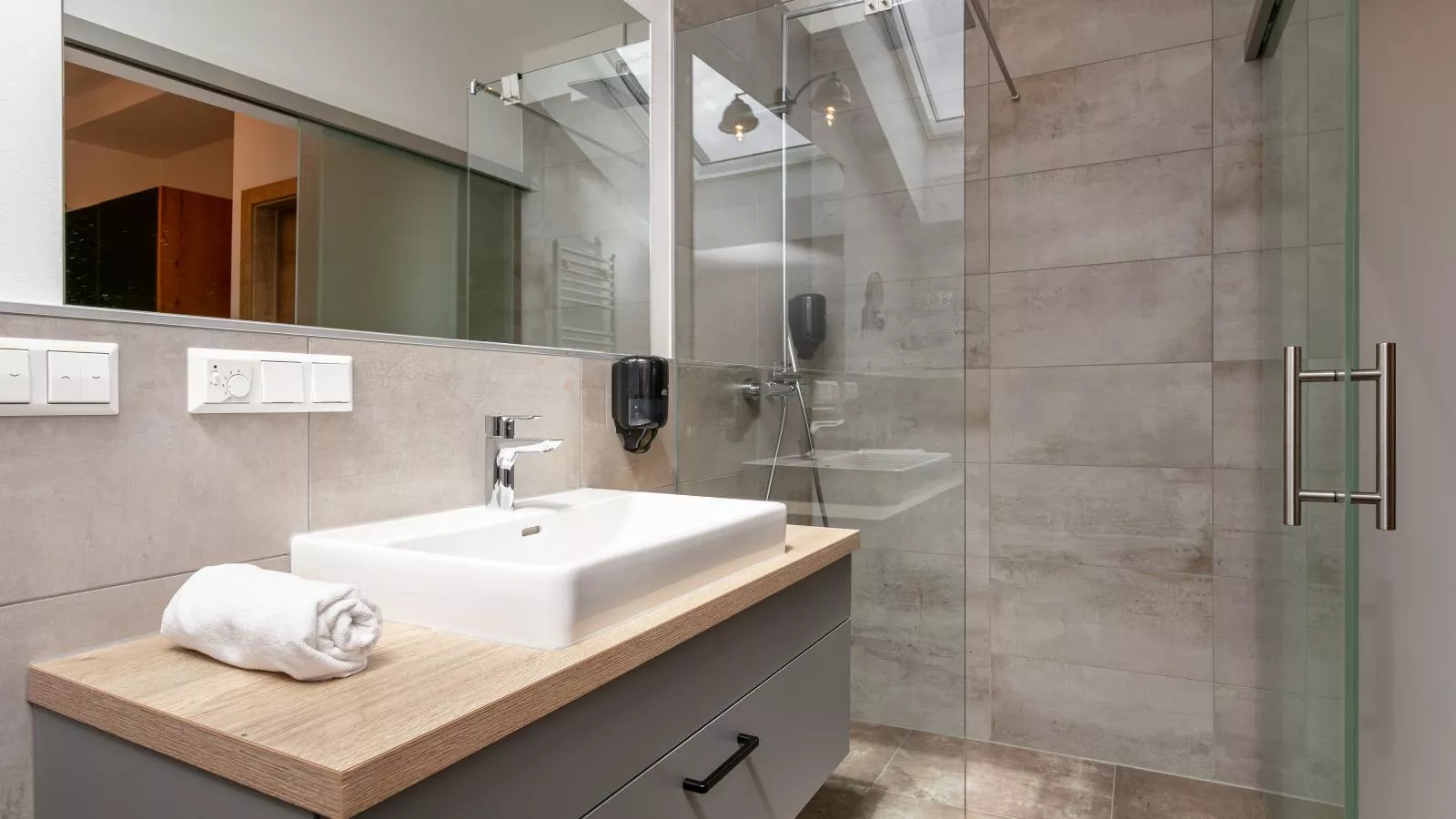 Apart33 Top 1-33 Penthouse-Bathroom