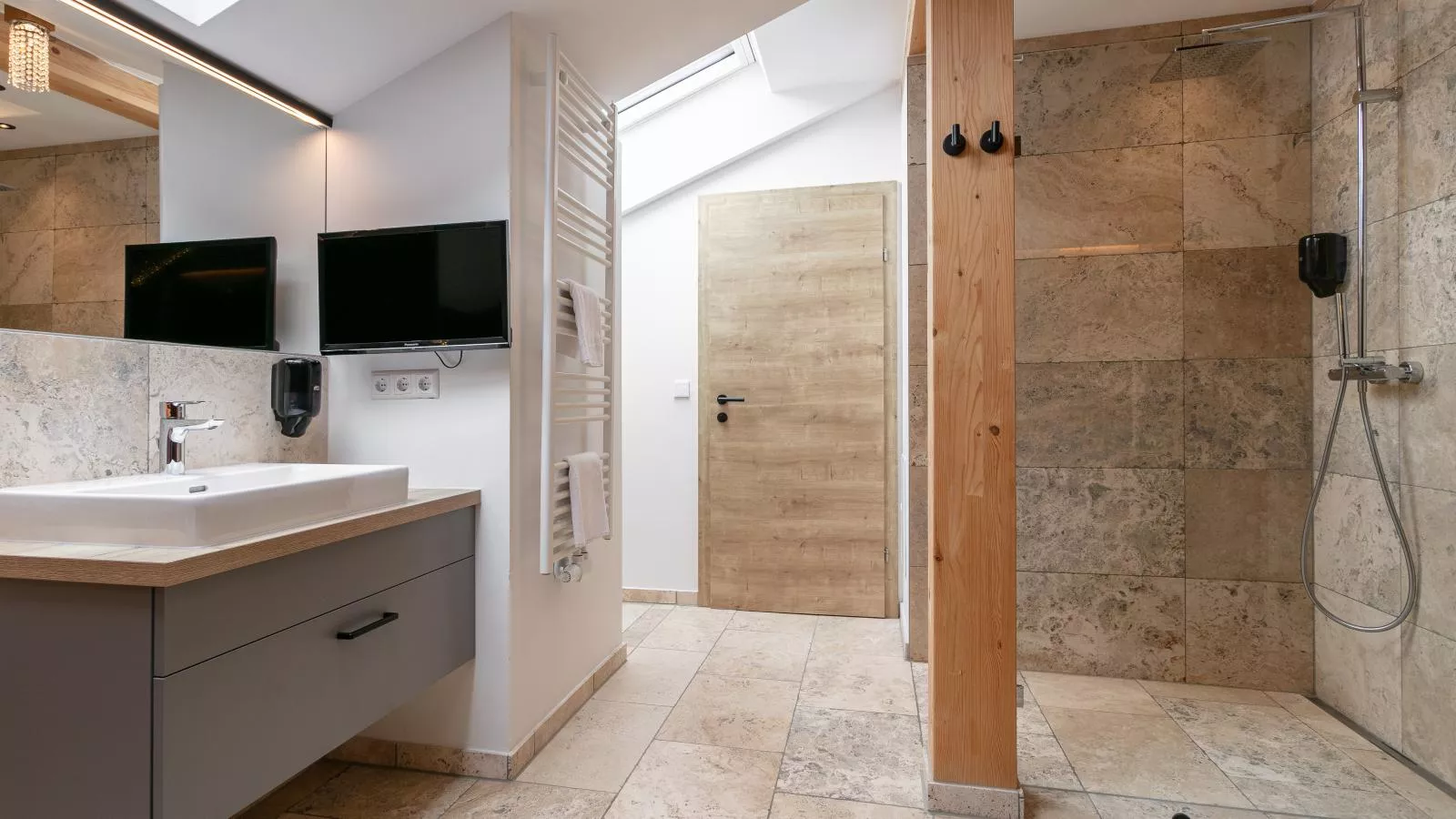 Apart33 Top 1-33 Penthouse-Bathroom