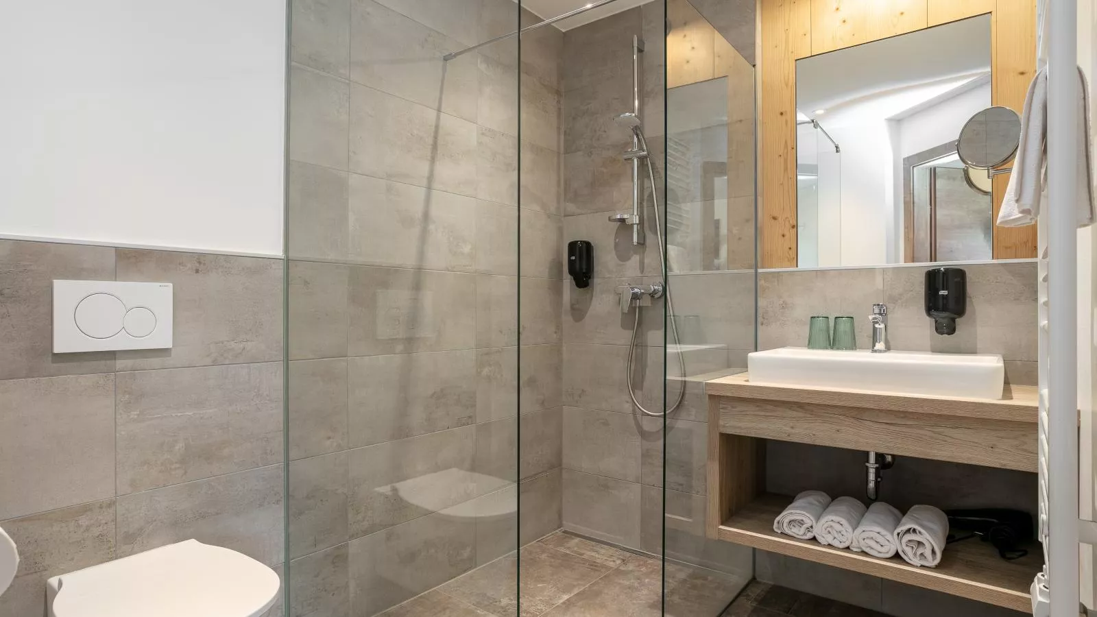 Apart33 Top 2-10-Bathroom