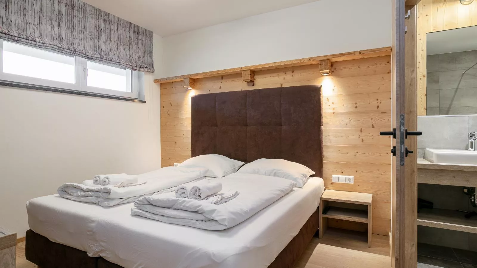 Apart33 Top 2-10-Bedroom