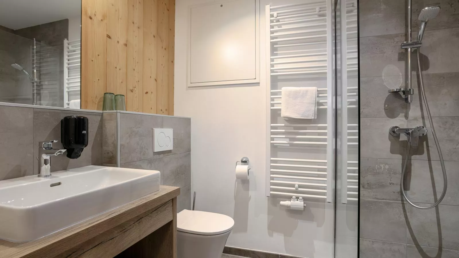 Apart33 Top 2-13-Bathroom