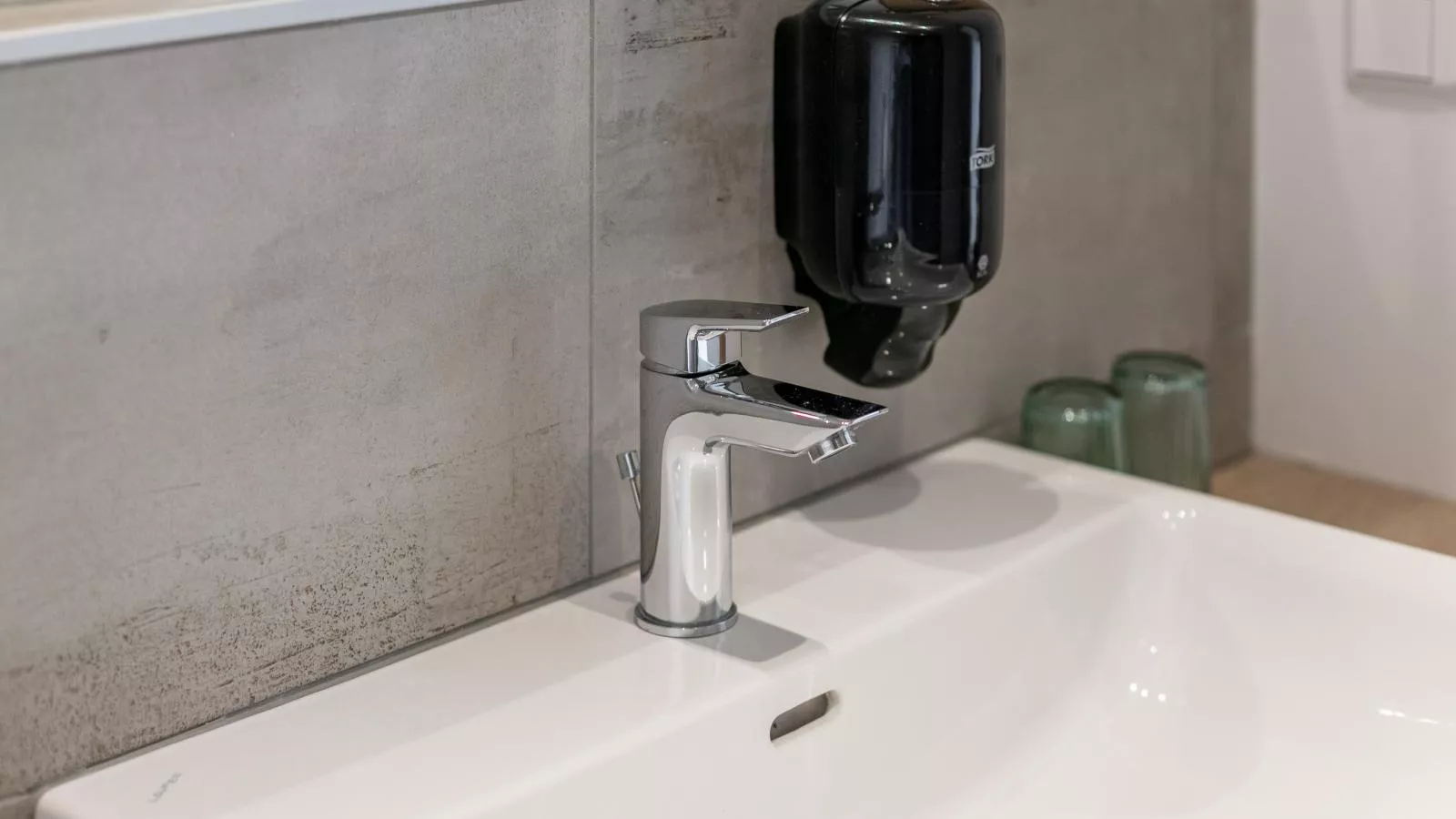 Apart33 Top 2-13-Bathroom