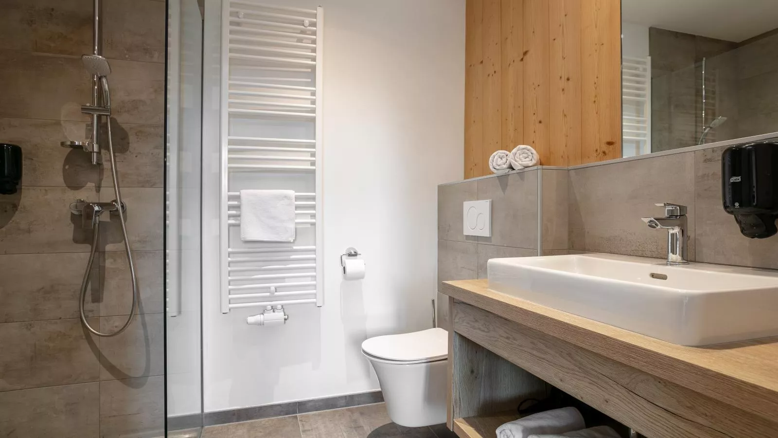 Apart33 Top 2-15-Bathroom