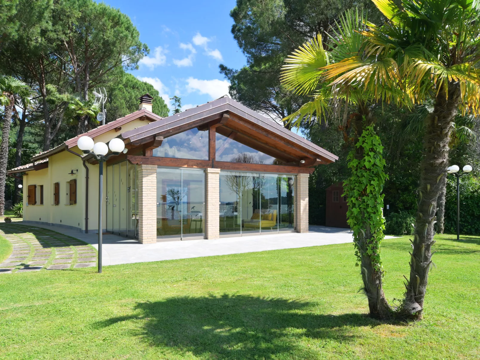 La Spiaggia-Outside
