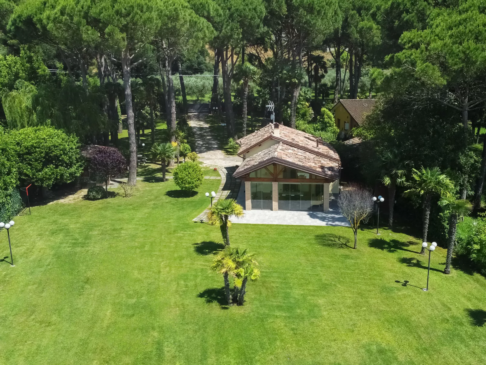 La Spiaggia-Outside