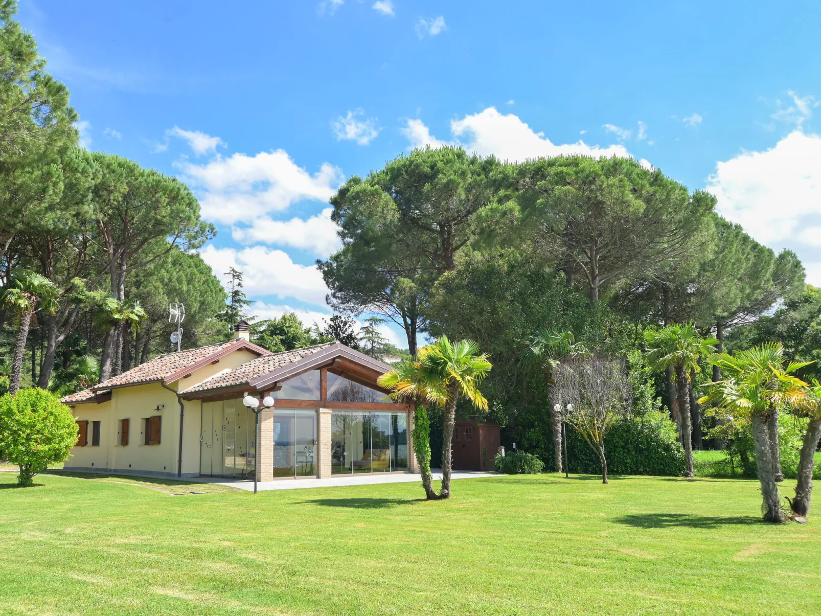 La Spiaggia-Outside