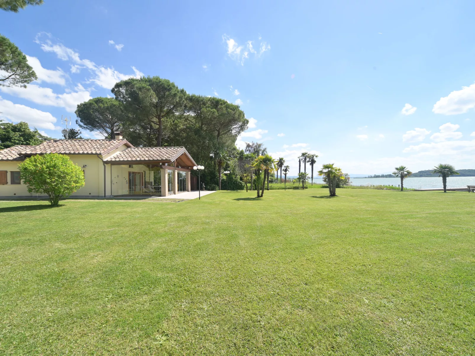La Spiaggia-Outside