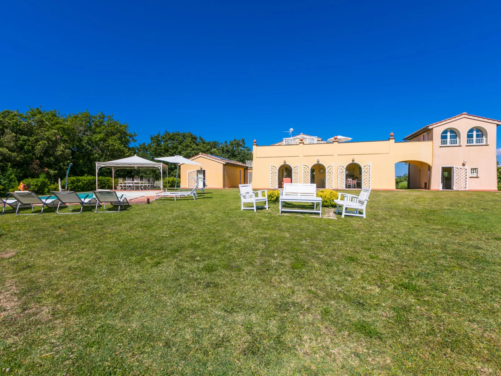 Poggio al Pruno-Outside