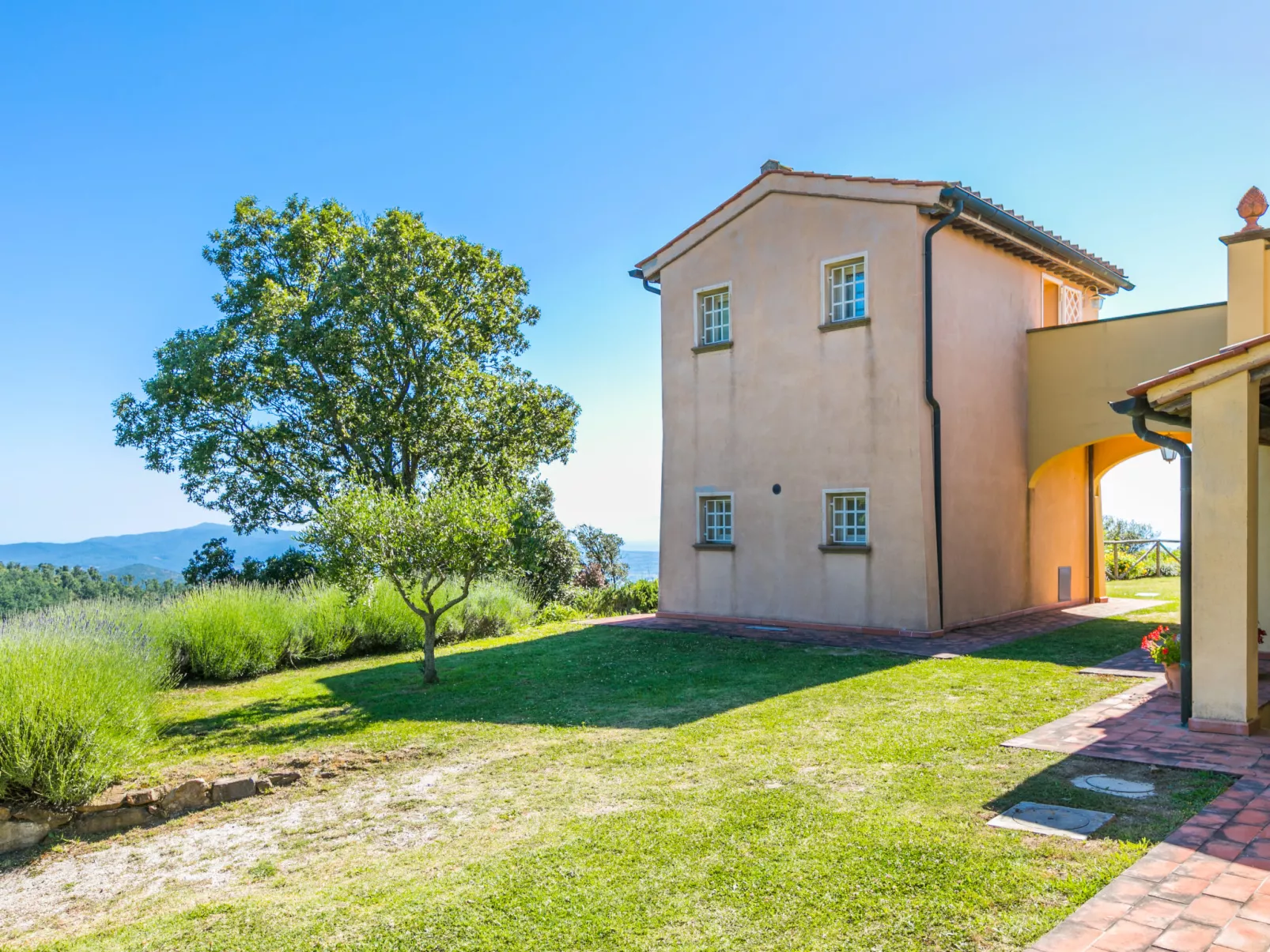 Poggio al Pruno-Outside