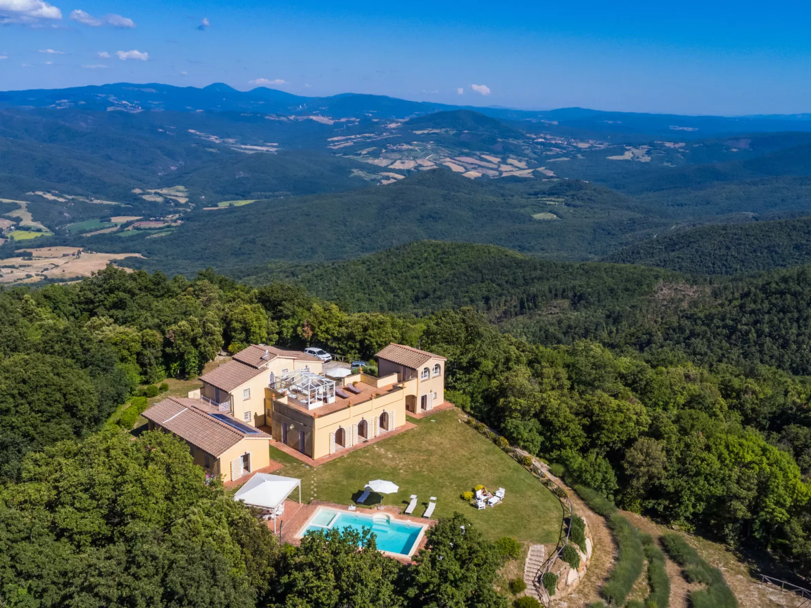 Poggio al Pruno-Outside